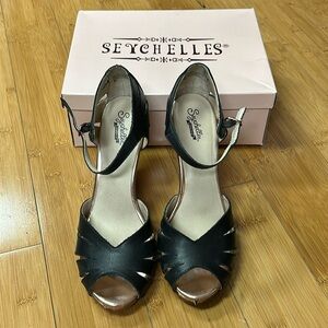 Vintage inspired Seychelles ankle strap shoes